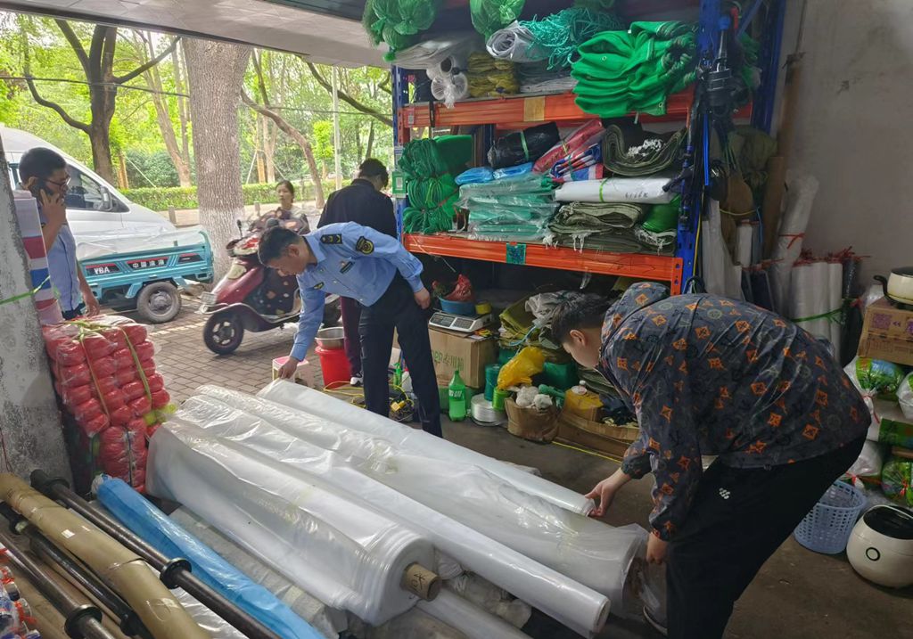 安徽省巢湖市亚父市场监管所开展塑料制品专项检查工作(图1)