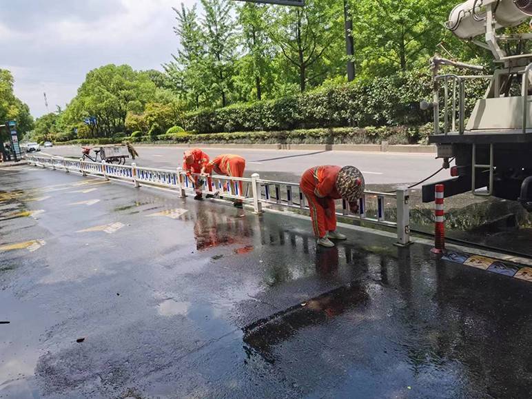 清洁城市护栏 刷新道路“颜值”(图1)