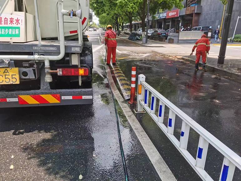 清洁城市护栏 刷新道路“颜值”(图2)