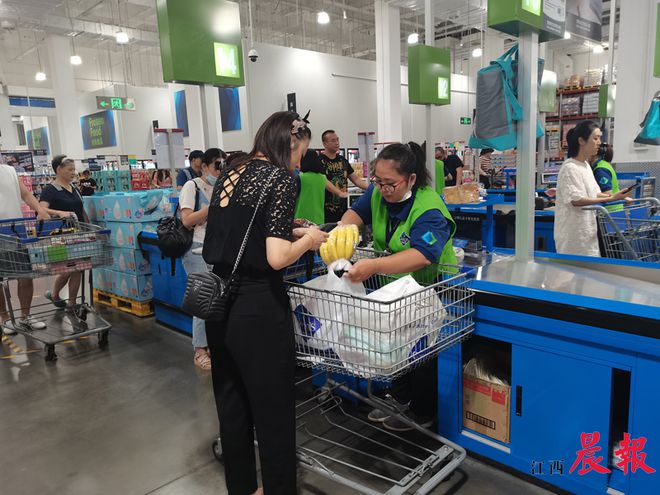 大型商超纷纷推出可降解塑料袋(图1)