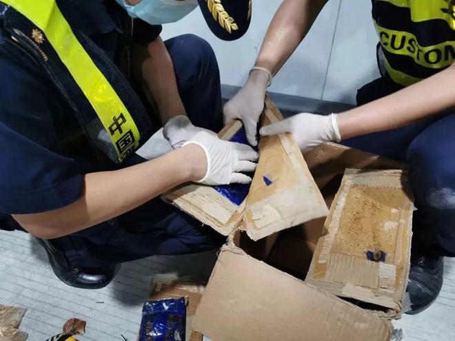 地毯里藏115558克海关查获过这些五花八门的方式(图12)