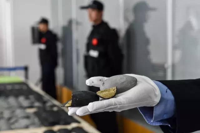 地毯里藏115558克海关查获过这些五花八门的方式(图11)