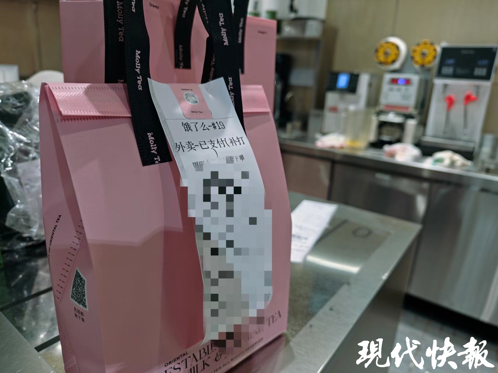 江苏“外卖封签”新规实施两个月记者实探：南京部分小门店仍是塑料袋打结封口(图1)