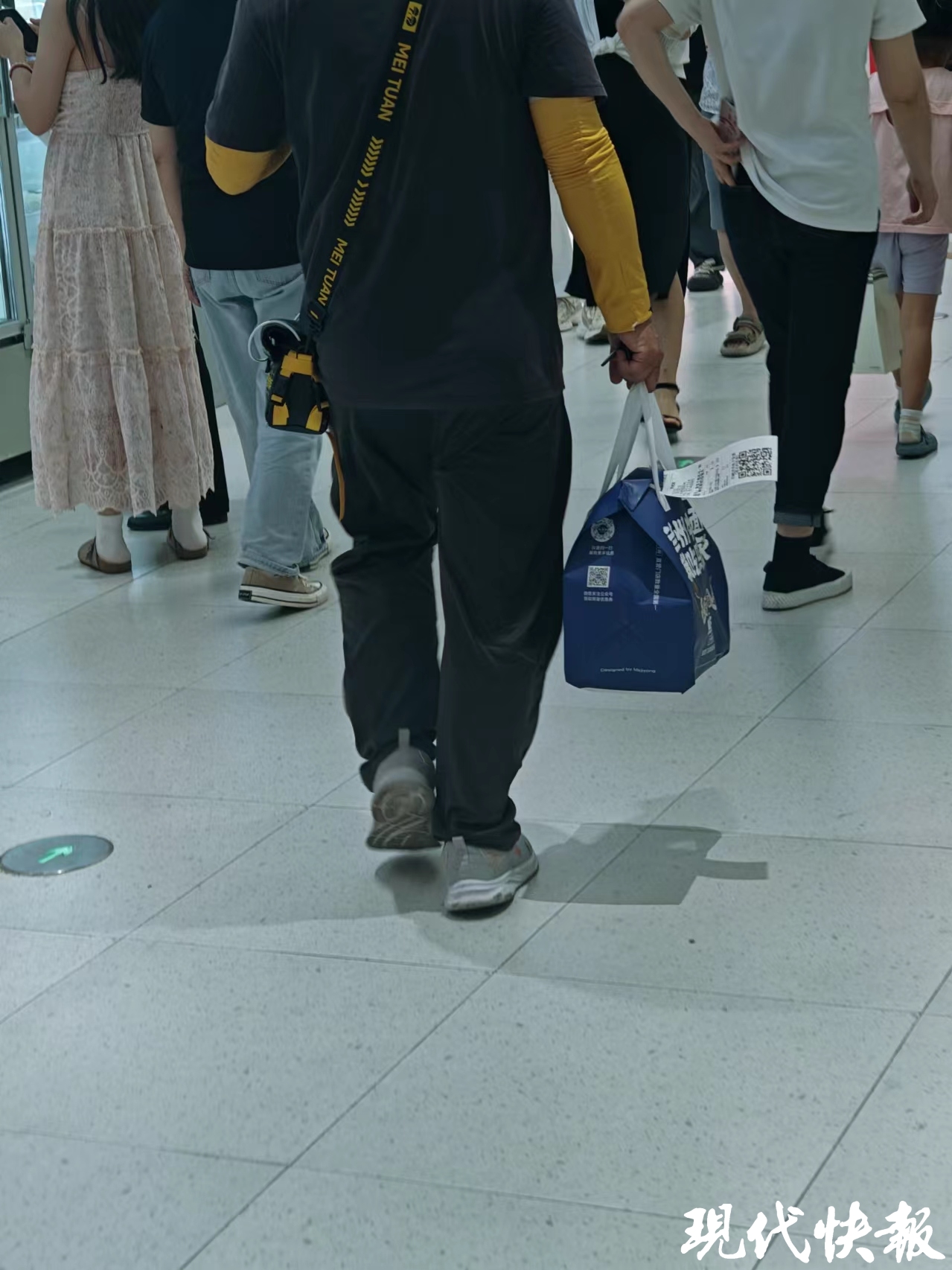 江苏“外卖封签”新规实施两个月记者实探：南京部分小门店仍是塑料袋打结封口(图2)