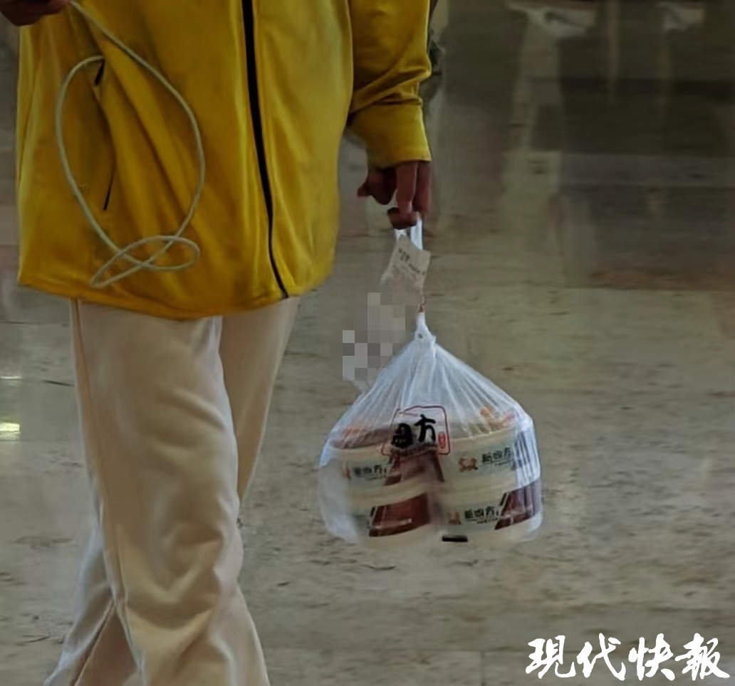 江苏“外卖封签”新规实施两个月记者实探：南京部分小门店仍是塑料袋打结封口(图3)