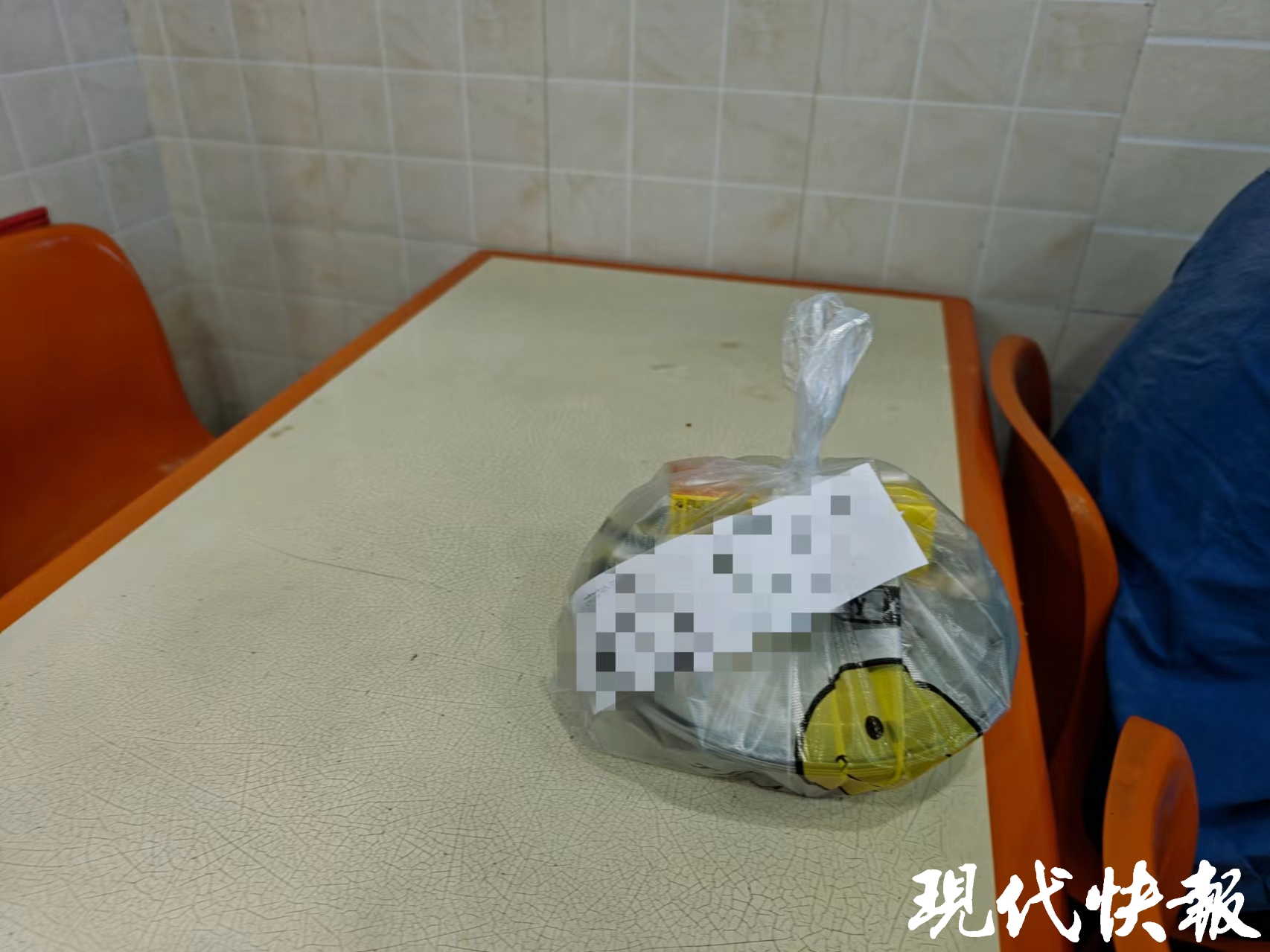 江苏“外卖封签”新规实施两个月记者实探：南京部分小门店仍是塑料袋打结封口(图4)