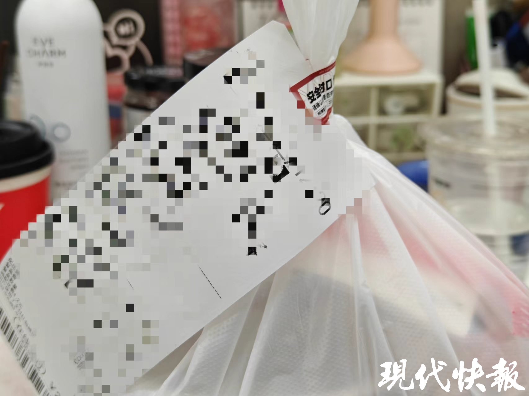 江苏“外卖封签”新规实施两个月记者实探：南京部分小门店仍是塑料袋打结封口(图6)