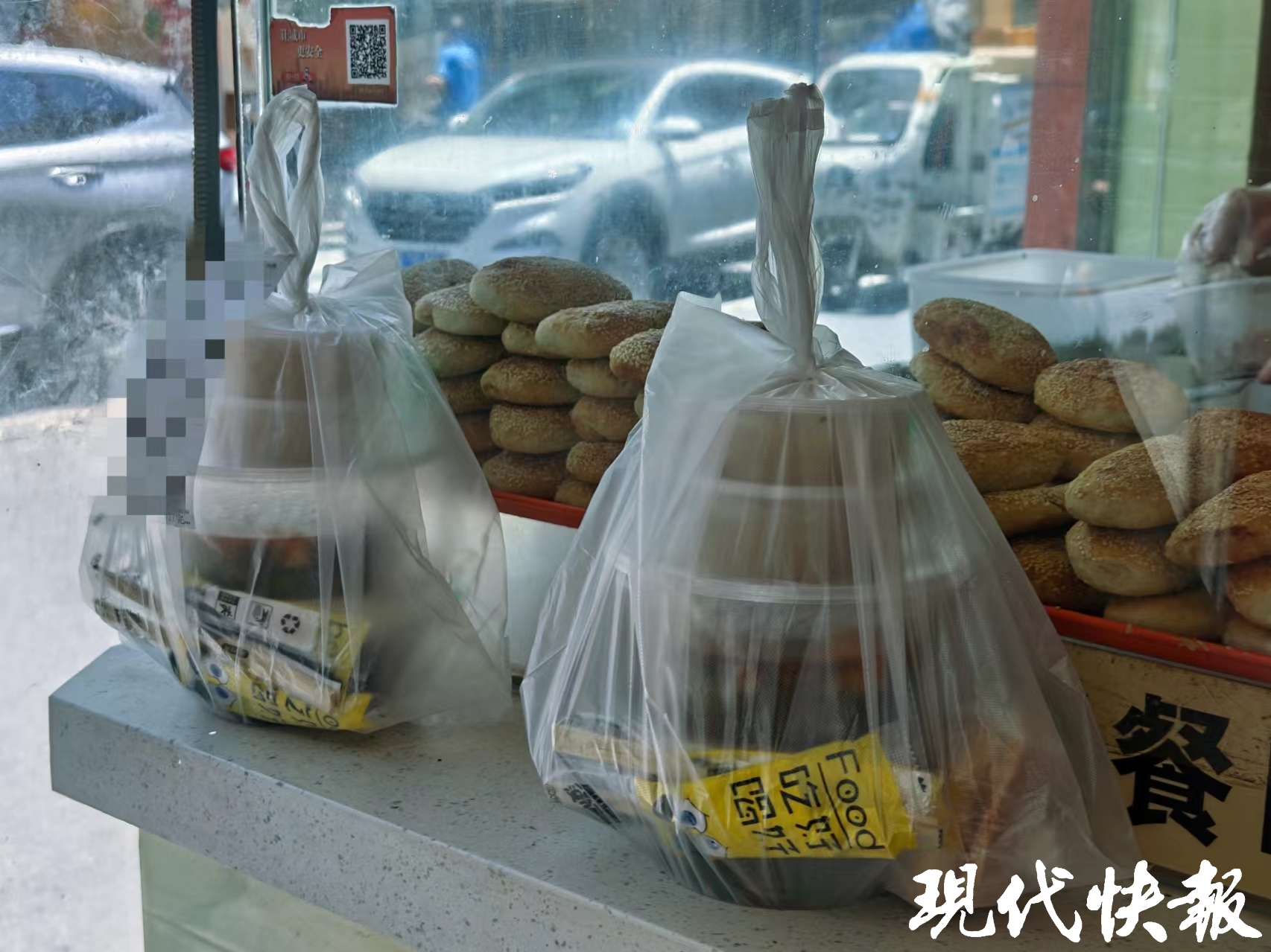 江苏“外卖封签”新规实施两个月记者实探：南京部分小门店仍是塑料袋打结封口(图7)