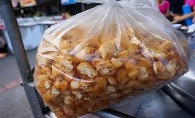 路边摊用塑料袋盛饭高温热汤直接倒进还能吃吗？(图6)