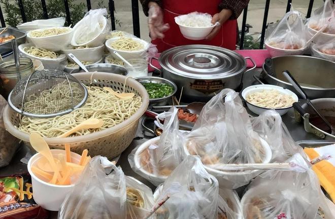 路边摊用塑料袋盛饭高温热汤直接倒进还能吃吗？(图11)