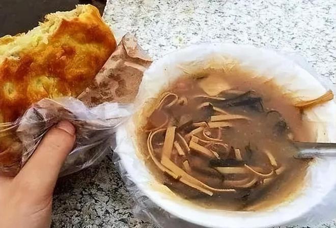 路边摊用塑料袋盛饭高温热汤直接倒进还能吃吗？(图14)