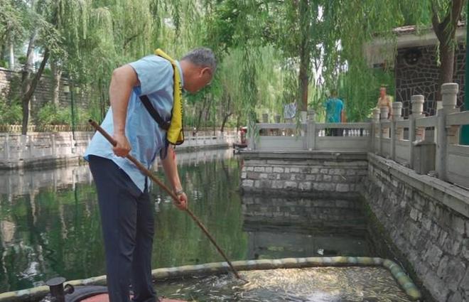 微纪录·草根力量护城河“美容师”：一船一杆守护“一池清水”(图2)