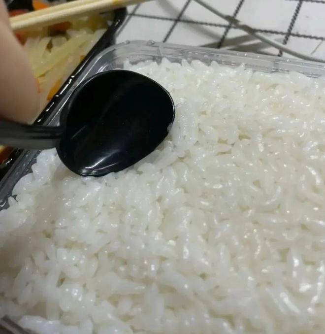 国潮少女+黑色塑料勺+免费饮料=「一份毒外卖」(图1)
