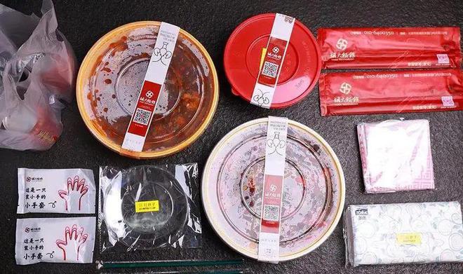 国潮少女+黑色塑料勺+免费饮料=「一份毒外卖」(图4)
