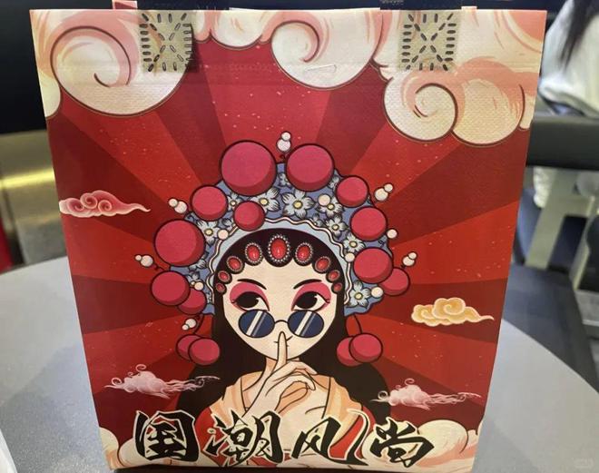 国潮少女+黑色塑料勺+免费饮料=「一份毒外卖」(图8)
