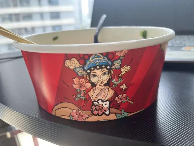 国潮少女+黑色塑料勺+免费饮料=「一份毒外卖」(图9)