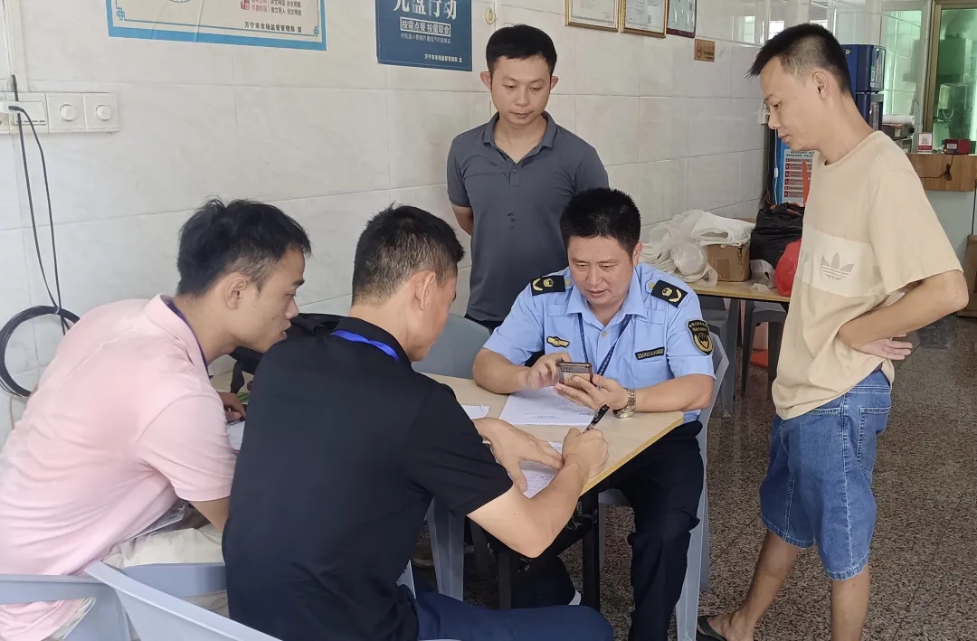 万宁常态化开展禁塑整治行动 查扣数批不可降解塑料制品(图1)